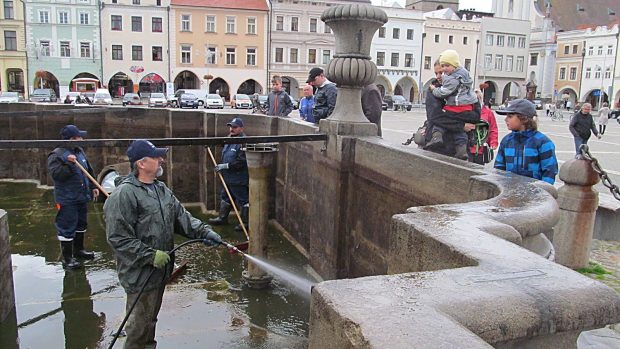 Podzimní čištění Samsonovy kašny na náměstí Přemysla Otakara II. v Českých Budějovicích