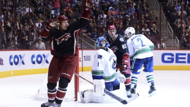 Útočník Phoenixu David Moss oslavuje jednu z branek svého mužstva v utkání NHL proti Vancouveru