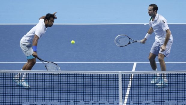 Leander Paes (vlevo) a Radek Štěpánek během zápasu čtyřhry na Turnaji mistrů