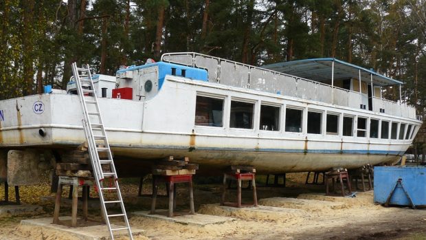 Oprava výletního parníku Máj na břehu Máchova jezera