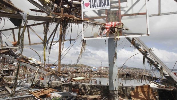 Z pobřežního města Tacloban zbyly po řádění tajfunu jen trosky