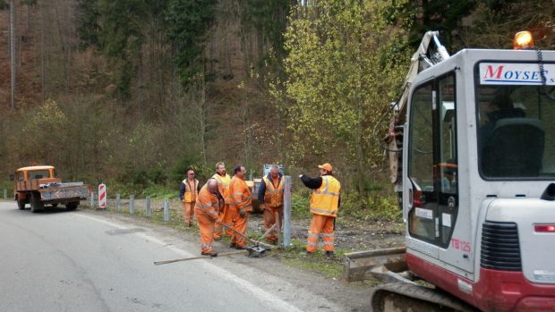 Silničáři osazují speciální svodidla