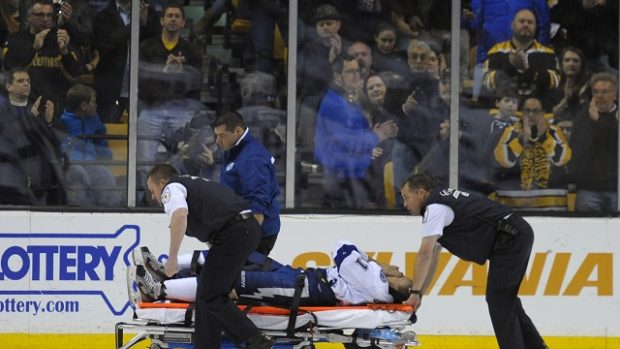 Kanadský útočník Steven Stamkos z Tampy opustil led v Bostonu na nosítkách, při zápase si zlomil nohu