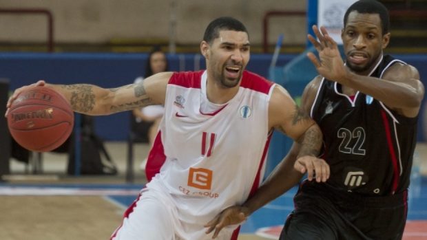 Opora basketbalistů Nymburka Chester Simmons a Antonio Graves z Quakenbrücku