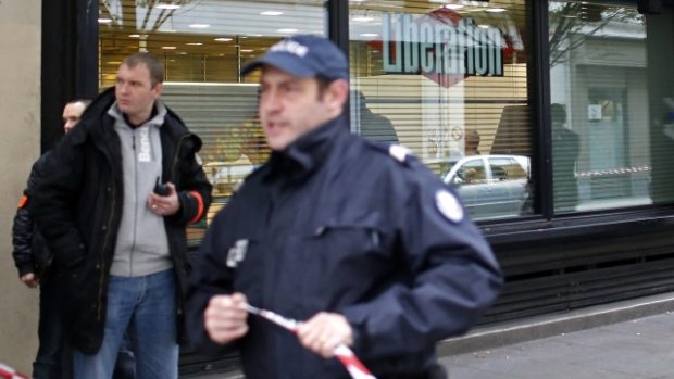 Francouzská policie stojí před sídlem deníku Libération v Paříži