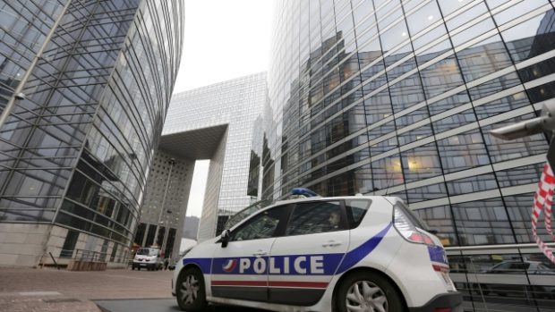 Policie hlídá okolí francouzské banky Société Générale v pařížské obchodní čtvrti La Défense