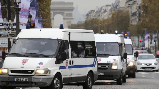 Policejní vozy střeží pařížskou třídu Champs Elysées, kde byl střelec naposledy spatřen