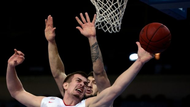 Utkání 6. kola skupiny A Evropského poháru basketbalistů: ČEZ Basketball Nymburk - Ostende, 20. listopadu v Praze. Zleva Rašid Mahalbašić z Nymburku (vpředu) a Andrija Stipanovic z Ostende.