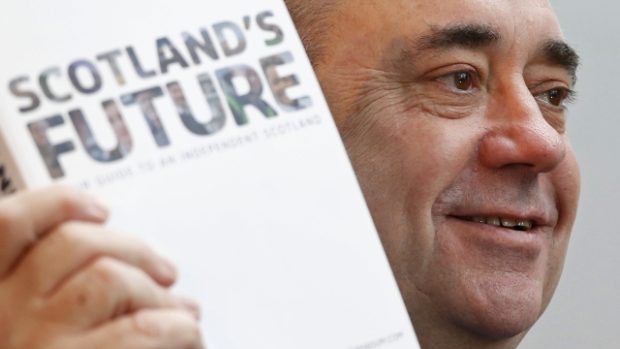 Skotský první ministr Alex Salmond drží takzvanou Bílou knihu, plán Skotska na odtržení od Velké Británie