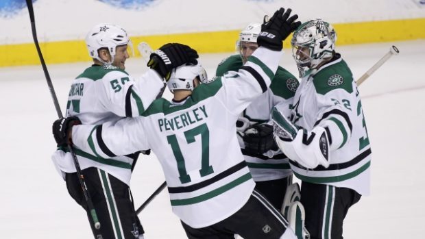 Radost hokjistů Dallasu, vlevo Sergej Gončar, který proti Anaheimu odehrál svůj 1200. zápas v NHL