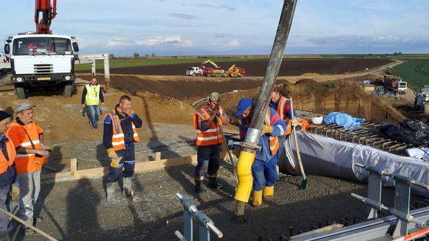 Betonování nadjezdu při práci na bchvatu Chrudimi