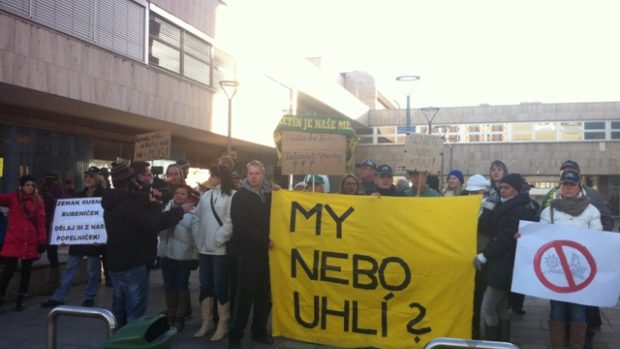 V Ústí nad Labem protestovalo zhruba 80 zastánců zachování limitů těžby. 27. 11. 2013