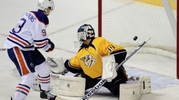 Ryan Nugent-Hopkins překonává českého brankáře Marka Mazance v utkání NHL mezi Nashvillem a Edmontonem