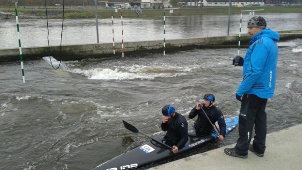 Ondřej Štěpánek udílí pokyny Marku Šindlerovi s Jonášem Kašparem