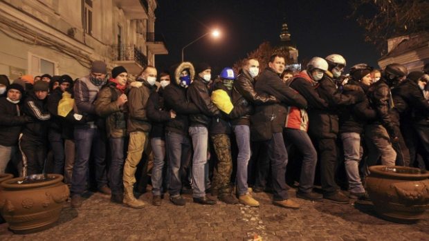 Demonstranti v Kyjevě se připravují na zásah policie