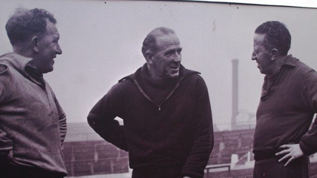 Matt Busby (uprostřed), fotbalový otec nejslavnější generace anglických fotbalistů