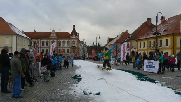 Snowboardová dráha na náměstí v Dobřanech