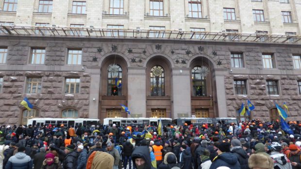 Kyjevská radnice. V Kyjevě se dál protestuje, policie v noci razantně zasáhla, dopoledne se pak stáhla