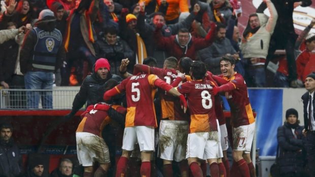 Fotbalisté Galatasaraye oslavují rozhodující trefu Wesleyho Sneijdera v utkání základní skupiny Ligy mistrů proti Juventusu Turín