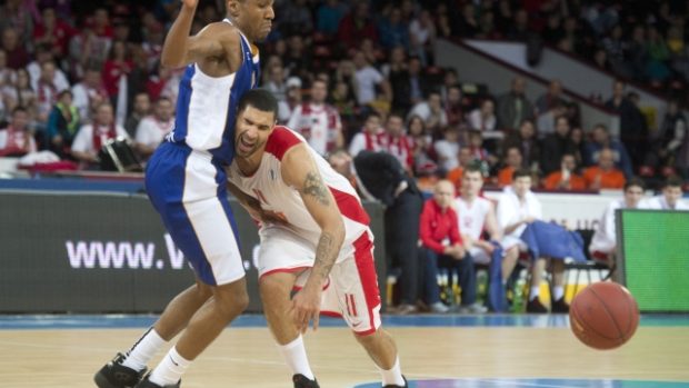 Utkání 9. kola skupiny A Evropského poháru basketbalistů ČEZ Basketball Nymburk - FoxTown Cantú, 11. prosince v Praze. Michael Jenkins (vlevo) z Cantú a Chester Tre Simmons z Nymburka.