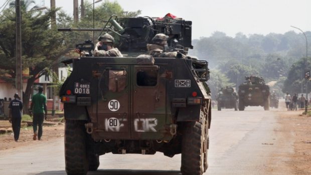 Francoužští vojáci hlídkují v ulicích středoafrické metropole Bangui