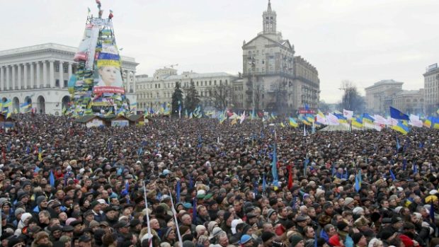 Na kyjevské náměstí Nezávislosti dnes přišlo na výzvu prevropských stoupenců 200 tisíc lidí