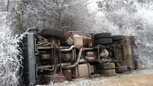 U Želetavy na Třebíčsku havaroval popelářský vůz. Řidič se vyhýbal protijedoucímu kamionu a sjel z namrzlé silnice