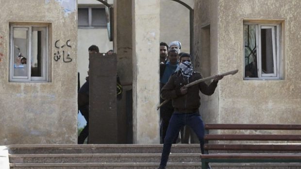 Egypt, Káhira. jeden z demonstrujících stoupenců Muslimského bratrstva