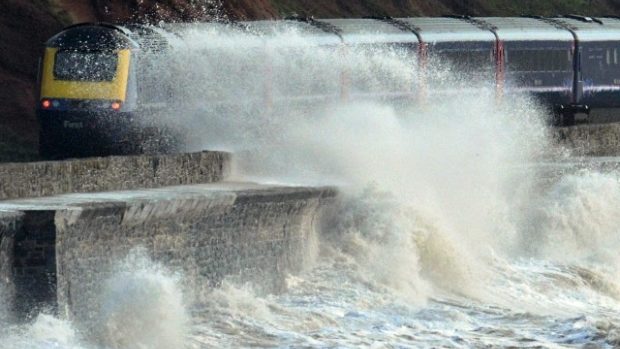 Ve vodní tříšti se ocitl vlak ve městě Dawlish na jihozápadě Anglie