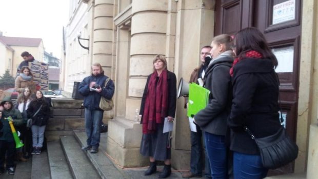 Studenti gymnázia v Duchcově se sešli k protestu