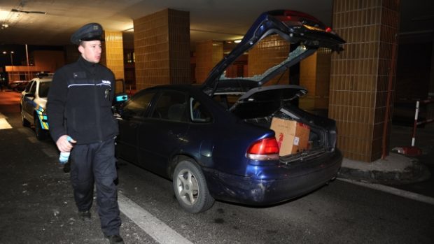 Policie pronásledovala ujíždějící auto z Prahy až do Plzně, kde řidiče policisté zadrželi