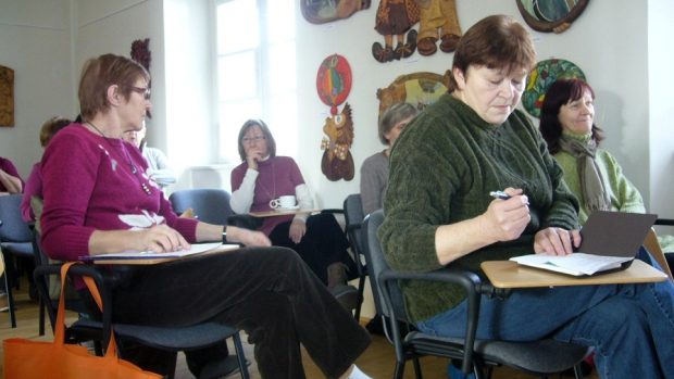 Studující senioři v Mimoni