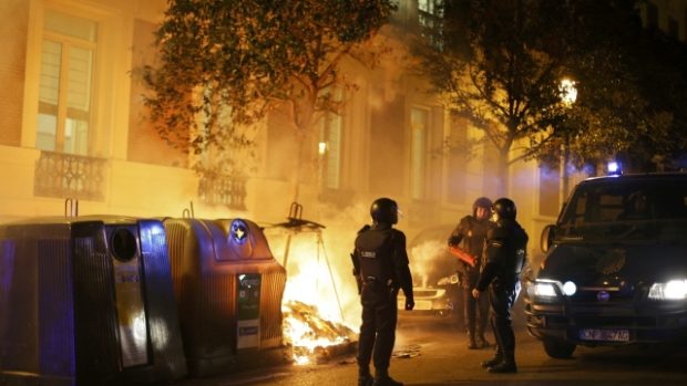 Demonstranti se v noci ve španělském Madridu střetli s policií