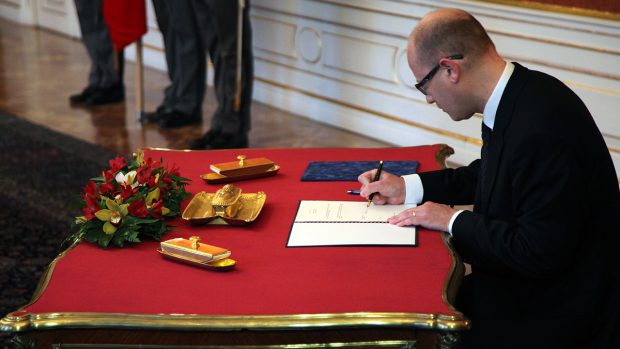 Prezident Miloš Zeman jmenoval předsedu ČSSD Bohuslava Sobotku premiérem