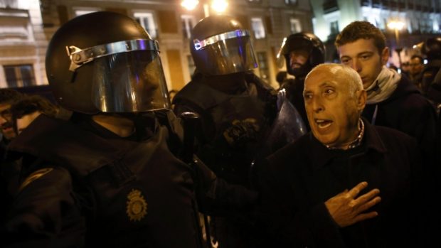 Policie zasahuje proti protestujícím ve Španělsku