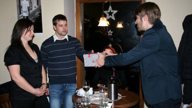 Mladý právník předává dar rodičům nemocného chlapce.jpg