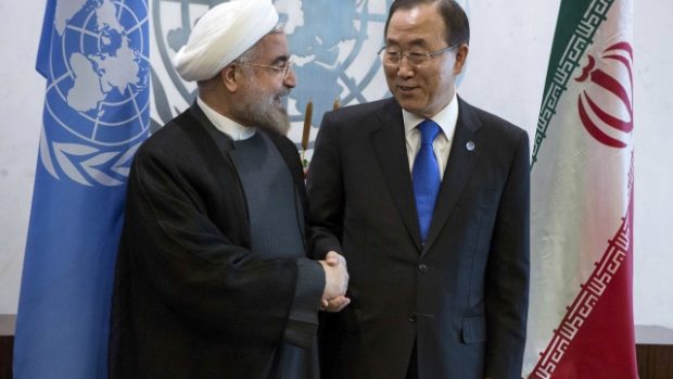 Generální tajemník OSN Pan Ki-mun a íránský prezident Hassan Rohani během Valného shromáždění OSN v New Yorku v září 2013