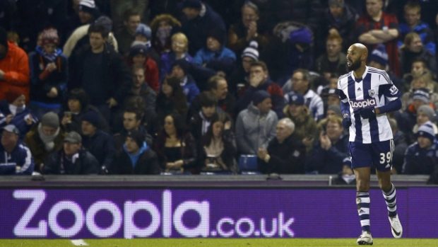 Útočník West Bromwiche Nicolas Anelka při zápase Premier League před mantinelem s nápisem sponzora klubu