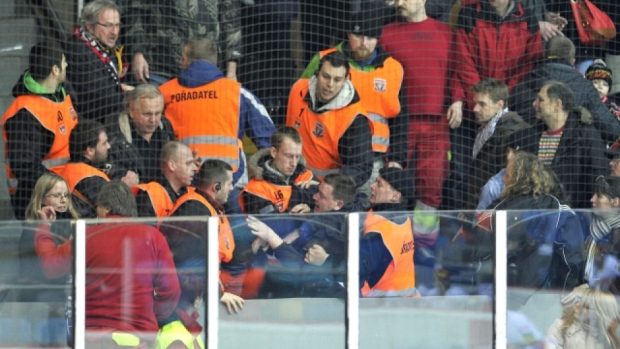Policisté vyšetřují incident, při kterém členové bezpečnostní agentury zranili fanouška hradeckého klubu