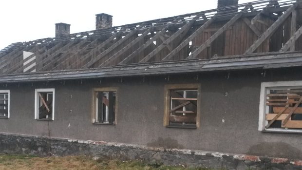 Opuštěné domy se rozpadají, jen stěží odolávají sběračům kovů