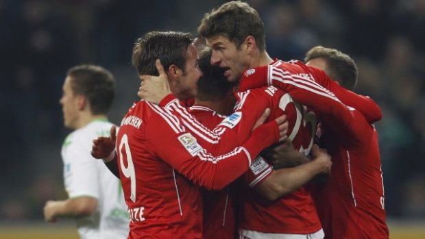 Hráči Bayernu slaví gól do sítě Mönchengladbachu