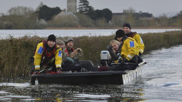 Lidé ze Somerset Levels v Anglii si musejí pro zásoby pádlovat