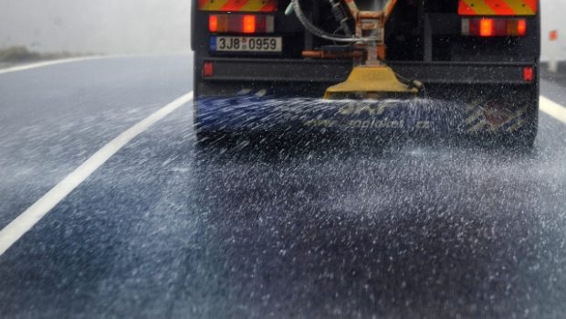 Meteorologové varují před námrazou a ledovkou