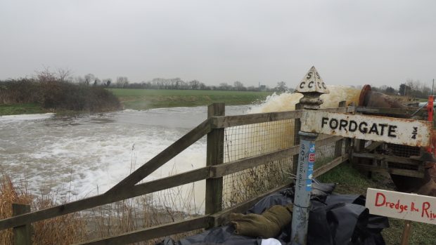 Povodně v Somersetu v jihozápadní Anglii. Odčerpávání vody ze zaplavené oblasti zvané Somerset Levels