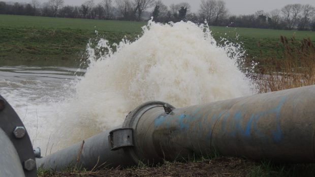 Povodně v Somersetu v jihozápadní Anglii. Odčerpávání vody ze zaplavené oblasti zvané Somerset Levels