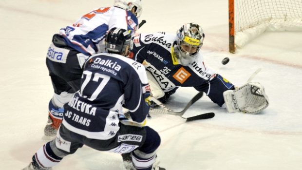 V utkání 45. kola extraligy hostily Pardubice - Vítkovice. Tomáš Nosek střílí gól.