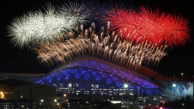 Zahajovací ceremoniál ZOH v Soči - ohňostroj nad stadionem Fišt