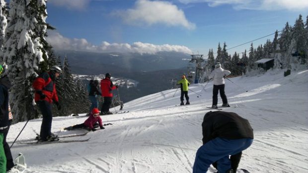 Lyžaři v Krkonoších, skiareál Herlíkovice