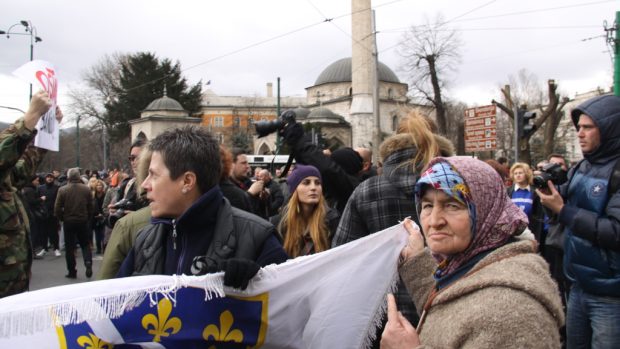 Lidé protestují v bosenské metropoli Sarajevu