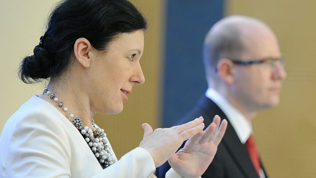 Věra Jourová a Bohuslav Sobotka (vpravo), vláda